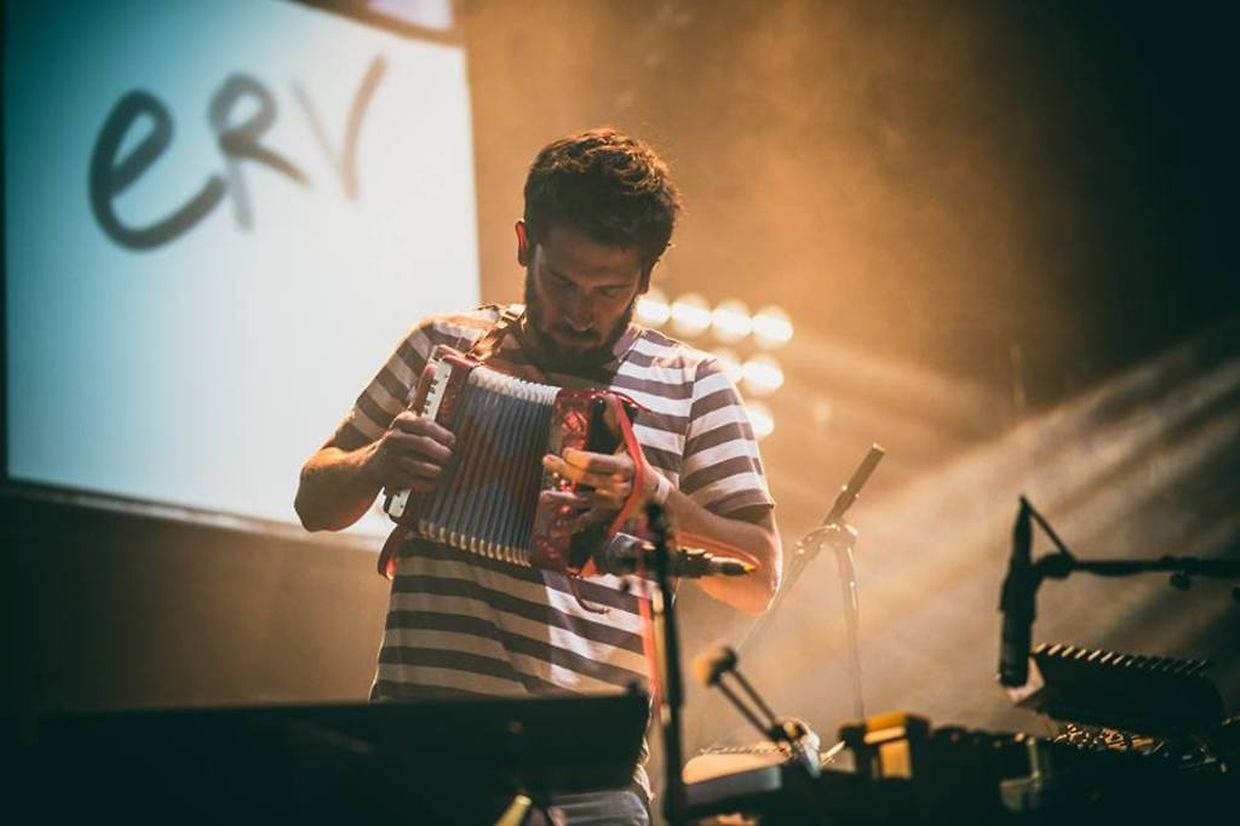 O músico português é uma verdadeira "one man band"