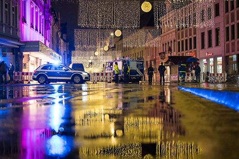 01.12.2020, Rheinland-Pfalz, Trier: Kräfte der Polizei und des THW sperren den Zugang zur Fußgängerzone. Am Nachmittag war ein Mann mit einem Auto durch die Fußgängerzone von Trier gefahren und hat dabei Menschen verletzt und getötet. Foto: Oliver Dietze/dpa +++ dpa-Bildfunk +++