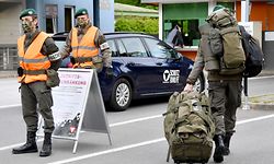 Soliders of the 3rd light infantry bataillon arrive at the Schwarzenberg Barracks following a general call-up in Salzburg, Austria on May 4, 2020 due to the novel coronavirus COVID-19 pandemic. (Photo by BARBARA GINDL / APA / AFP) / Austria OUT