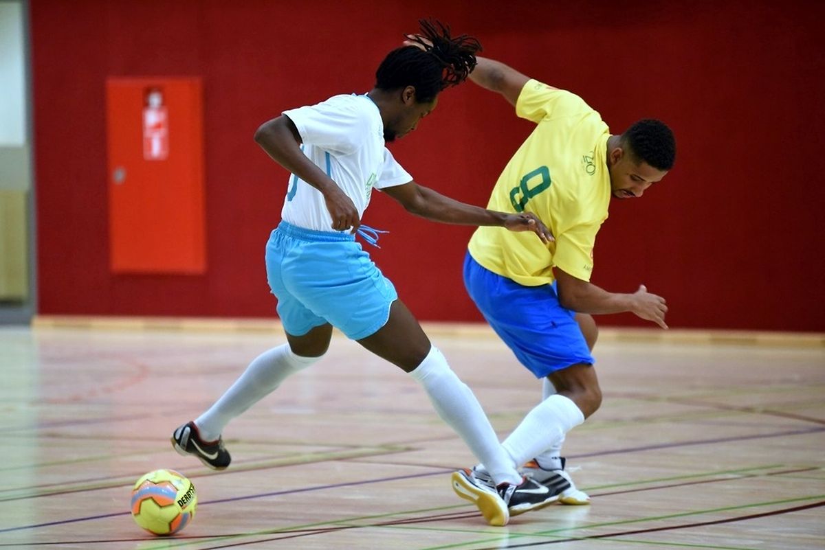 Carlos Seidi (RAF Differdange, en blanc) tente de prendre à contre-pied Evandro Gonçalves (Samba Seven)
