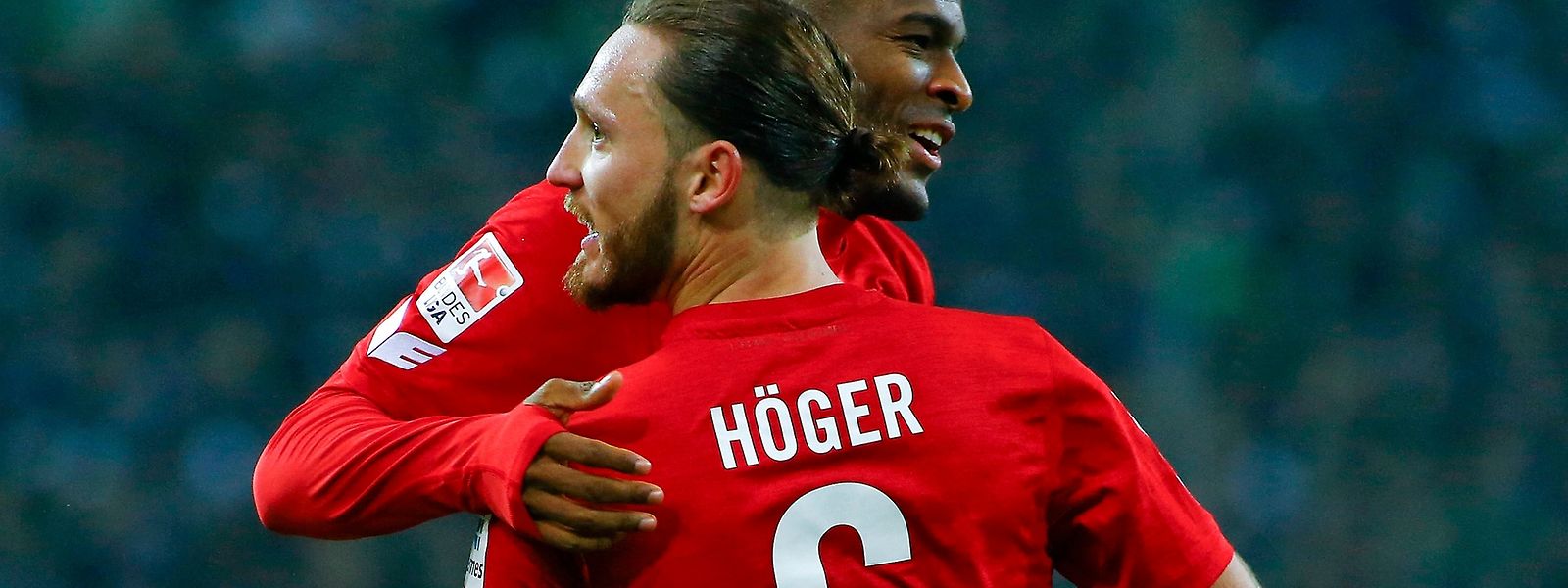 Die Kölner Anthony Modeste und Marco Höger feiern ihren Erfolg in Mönchengladbach.