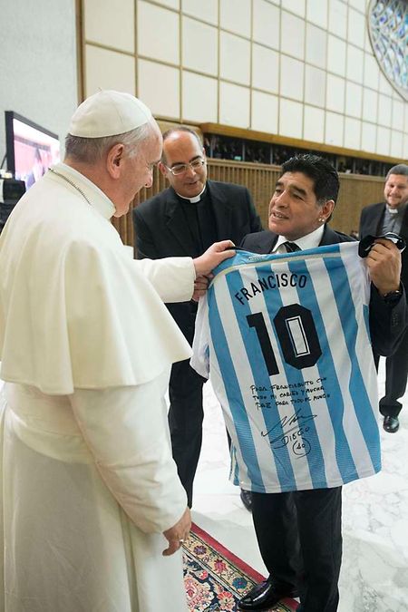 Der ehemalige Fußball-Weltmeister Maradona überreicht dem Papst ein Trikot als Gastgeschenk.