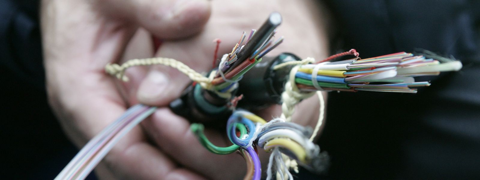 «Des coupures de câbles ont été confirmées en Ile-de-France impactant le réseau fixe et mobile», a tweeté le secrétaire d'Etat français au numérique.