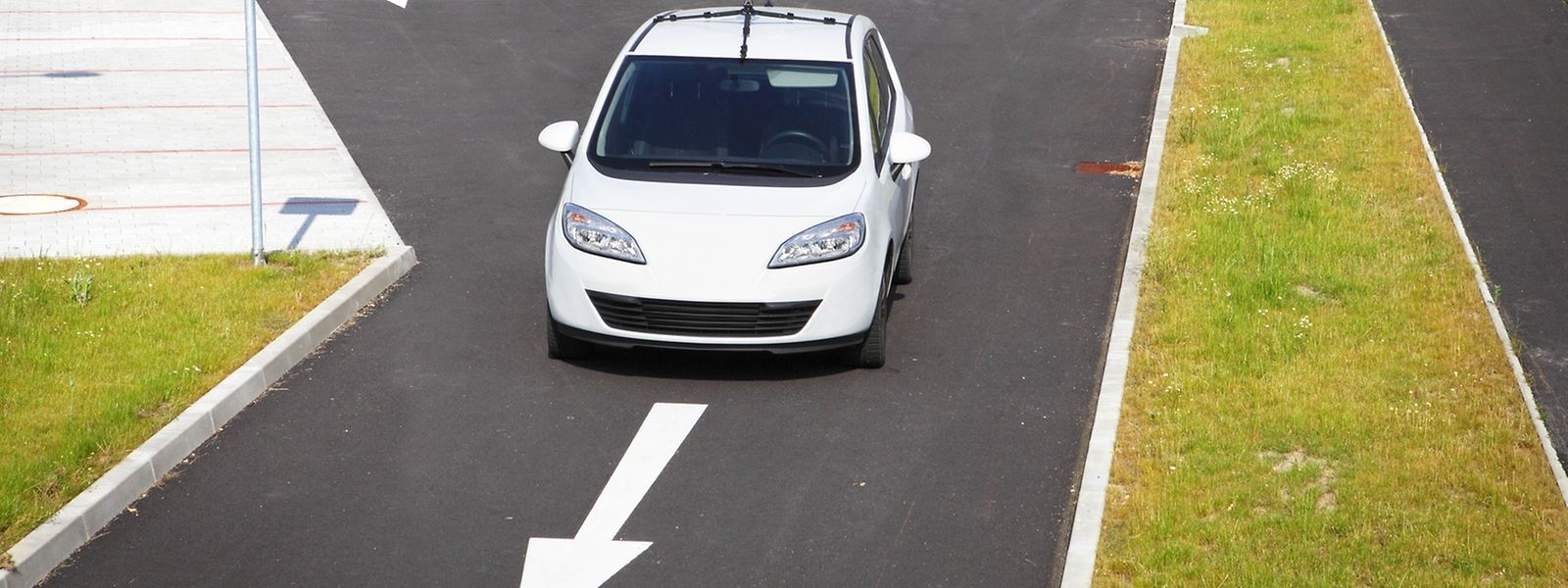 En France, une ordonnance adoptée à l'été par le gouvernement a ouvert la voie à la circulation sur la voie publique de véhicules autonomes pour des expérimentations.