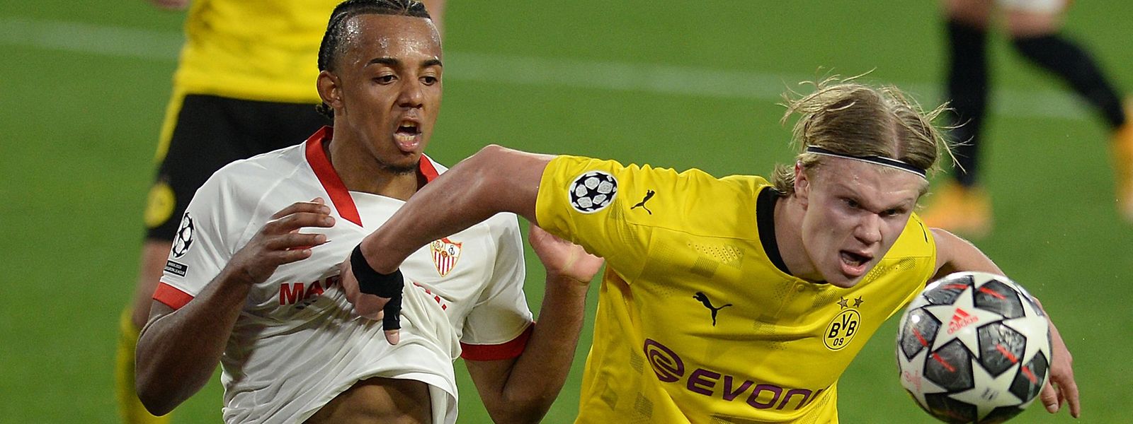 Erling Haaland trifft beim Dortmunder Sieg gegen den FC Sevilla mit Jules Koundé (l.) doppelt.