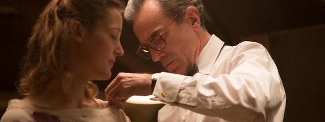 Daniel Day-Lewis (r.) entwirft als Modeschöpfer an seiner Muse Alma (Vicky Krieps) die schönsten Kleider.