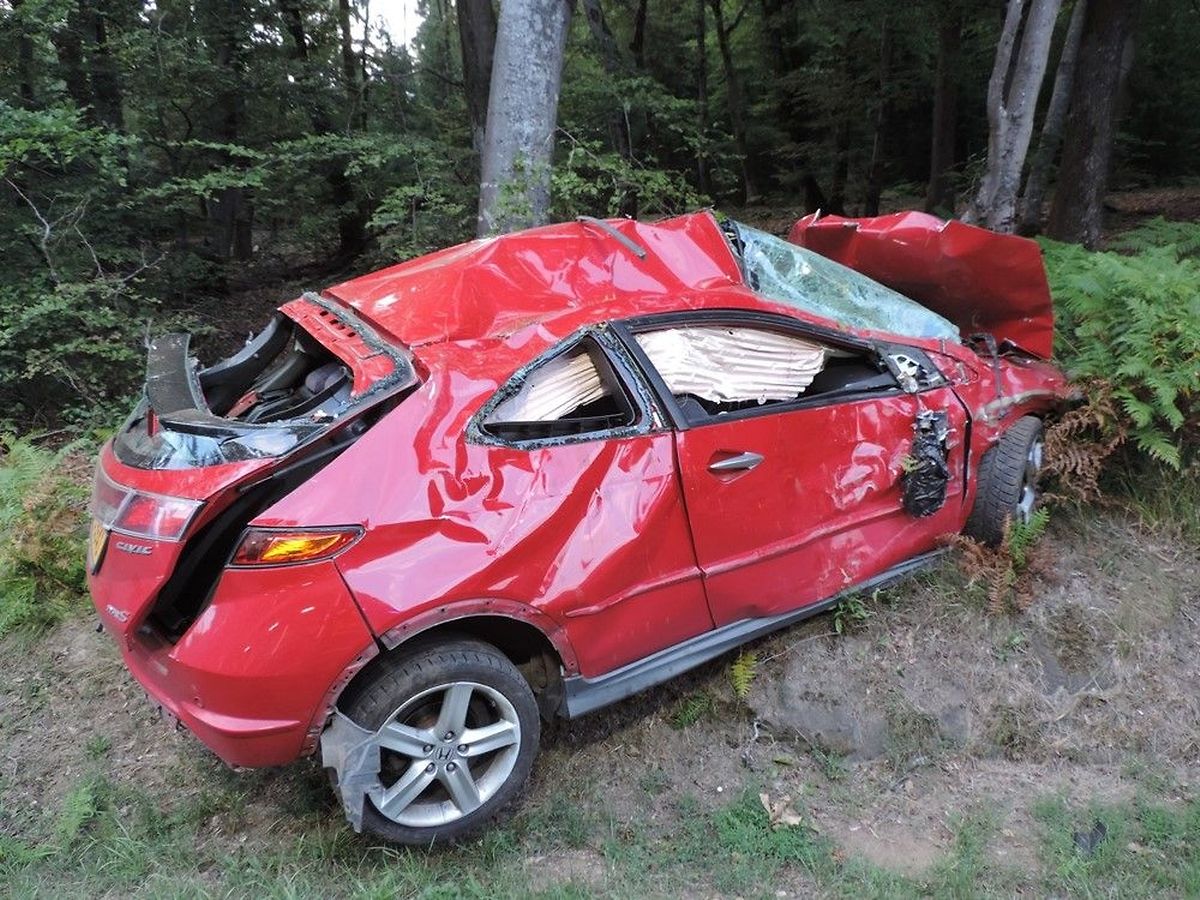 Der Fahrer konnte dem total zerstörten Fahrzeug aus eigener Kraft entsteigen.