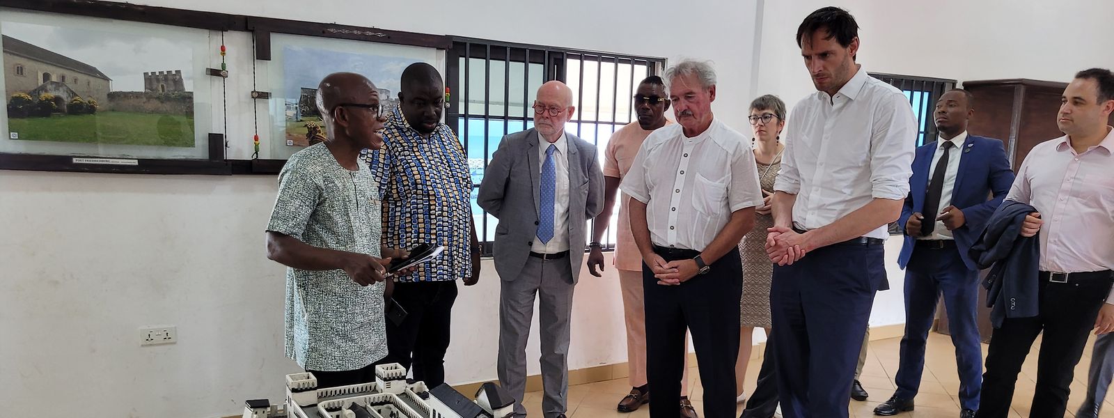 In Ghana besuchte die Benelux-Delegation das Ussher Fort, eine von den Niederlanden errichtete Festung entlang der Goldküste, die in den Sklavenhandel verwickelt war.