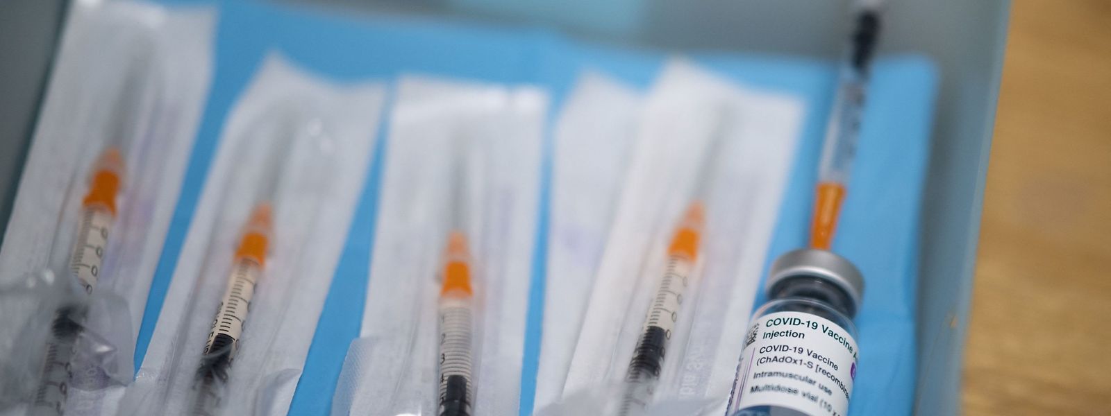 De chaque flacon AstraZeneca, les infirmiers peuvent tirer 10 doses de vaccin anticovid.