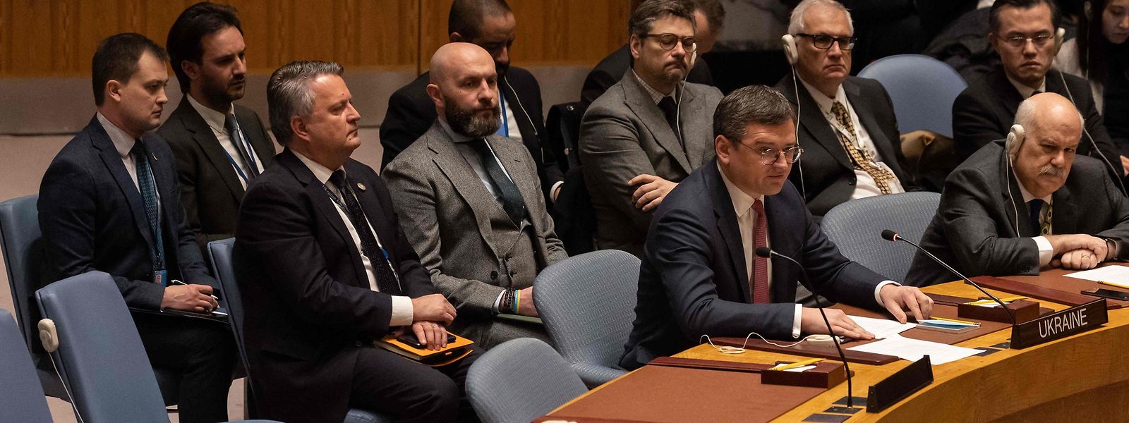 Der ukrainische Außenminister Dmytro Kuleba (2.v.r.) forderte erneut die Einrichtung eines Sondertribunals mit besonderer Zuständigkeit für das Verbrechen eines Angriffskrieges 