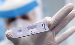 12.11.2020, Bayern, Freising: Eine Frau hält am Flughafen München in einem Covid-19 Testcenter einen Antigen-Schnelltest zum COVID-19-Antikörper-Nachweis in den Händen. Lufthansa startet erste Probeläufe, sämtliche Passagiere vor Flugantritt auf das Corona-Virus zu testen. Auf einzelnen Flügen sollen alle Passagiere einen für sie kostenfreien Antigen-Schnelltest ablegen. Erst nachdem ein negatives Ergebnis vorliegt, wird die Bordkarte freigeschaltet. Foto: Sven Hoppe/dpa +++ dpa-Bildfunk +++