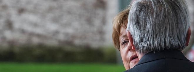 Ein Abschiedskuss von Merkel für Juncker. Deutschland ist mit Junckers Reaktion auf das Brexit-Votum unzufrieden.
