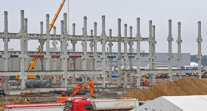 05.10.2021, Brandenburg, Grünheide: Der Rohbau für die künftige Batteriefabrik auf dem Baugelände der Tesla Gigafactory östlich von Berlin. Europas erste Tesla-Fabrik befindet sich auf der Zielgeraden. In Grünheide bei Berlin könnten in wenigen Wochen die ersten E-Autos des US-Herstellers vom Band laufen. Die «Gigafactory» mischt nicht nur die europäische Autoindustrie auf - sie sorgt auch für mächtig Unruhe in der Region. Foto: Patrick Pleul/dpa-Zentralbild/dpa +++ dpa-Bildfunk +++