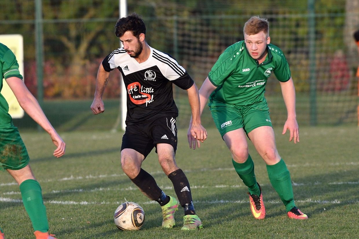 Luis da Silva (Gilsdorf) part en dribble, au grand dam de Dan Reding (Heiderscheid-Eschdorf)