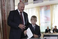 In Begleitung seines jüngsten Sohnes gibt der weißrussische Präsident Alexander Lukaschenko seine Stimme in Minsk ab. Foto: Tatyana Zenkovich