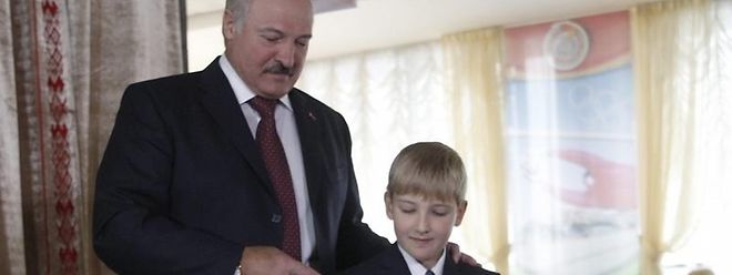 In Begleitung seines jüngsten Sohnes gibt der weißrussische Präsident Alexander Lukaschenko seine Stimme in Minsk ab.