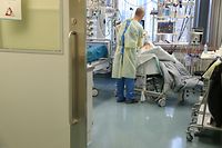 Covid patient being treated in a Luxembourg hospital ward in 2020