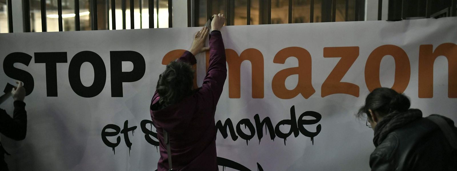 "Stop Amazon et son monde": Demonstranten protestieren am "Black Friday" vor dem Amazon-Hauptsitz in Clichy.