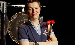 Perkussionist Martin Grubingers Stundensatz liegt bei all der Anstrengung deutlich unter dem Luxemburger Mindestlohn von 11,55 Euro.