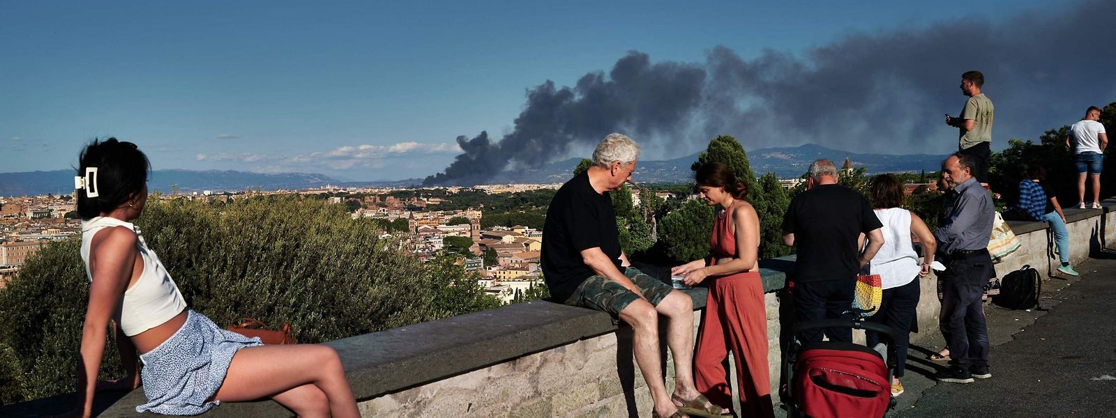 Von der beliebten Piazzia Garibaldi aus konnten Einheimische wie Touristen den Brand, der im Distrikt Centocelle ausgebrochen ist, sehen.