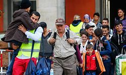Migrants walk after arriving by train to the main railway station in Munich, Germany September 6, 2015. Austria and Germany threw open their borders to thousands of exhausted migrants on Saturday, bussed to the Hungarian border by a right-wing government that had tried to stop them but was overwhelmed by the sheer numbers reaching Europe's frontiers.  REUTERS/Michael Dalder  
