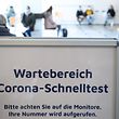 22.03.2021, Sachsen, Dresden: Ein Schild mit der Aufschrift "Wartebereich Corona-Schnelltest" steht im Corona-Testzentrum der Johanniter im Kulturpalast. Das Testzentrum befand sich vor dem Umzug auf dem Messegelände in der Landeshauptstadt und ist seit dem 22. März 2021 ein zentraler Anlaufpunkt in der Innenstadt für Corona-Schnelltests. Foto: Sebastian Kahnert/dpa-Zentralbild/dpa +++ dpa-Bildfunk +++