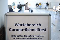 22.03.2021, Sachsen, Dresden: Ein Schild mit der Aufschrift "Wartebereich Corona-Schnelltest" steht im Corona-Testzentrum der Johanniter im Kulturpalast. Das Testzentrum befand sich vor dem Umzug auf dem Messegelände in der Landeshauptstadt und ist seit dem 22. März 2021 ein zentraler Anlaufpunkt in der Innenstadt für Corona-Schnelltests. Foto: Sebastian Kahnert/dpa-Zentralbild/dpa +++ dpa-Bildfunk +++