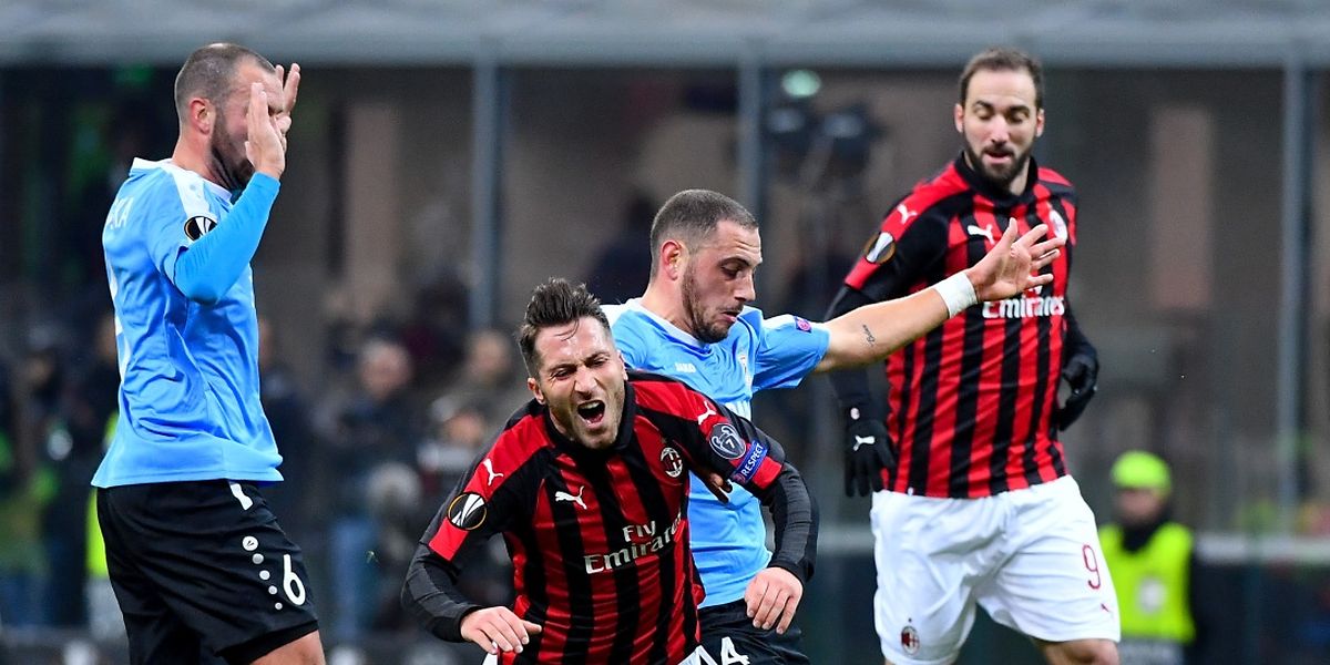 Marc-André Kruska et Clément Couturier au pressing sur Hakan Calhanoglu. Les joueurs du F91 espèrent accrocher le Betis mais la tâche s'annonce difficile.