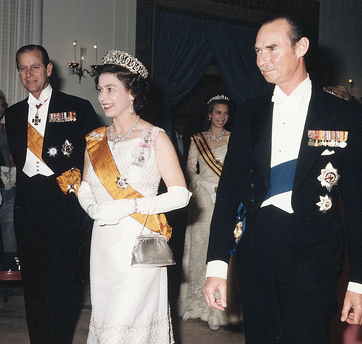 Großherzog Jean bei der Staatsvisite in Großbritannien im Jahr 1972 mit Elizabeth II. Prinz Philip steht im Hintergrund.
