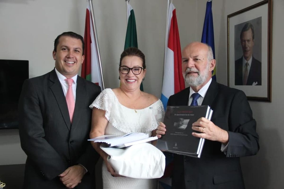 Carlo Krieger, à direita, com a cônsul Karen Schwinden e o prefeito Camilo Martins.