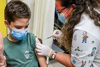 As vacinas contra a covid para as crianças abaixo dos 11 anos são compostas por um terço da dose administrada a jovens e adultos.