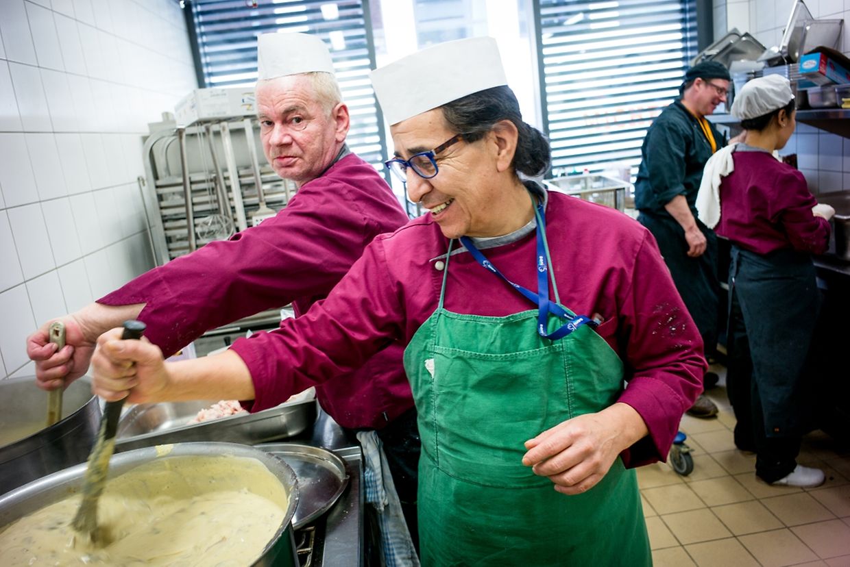 Dans la cuisine du restaurant social de Hollerich, on travaille pour servir en moyenne 158 personnes le midi