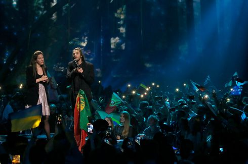 Salvador Sobral canta "Amar Pelos Dois" após vencer a final da Eurovisão em 2017, na Ucrânia.