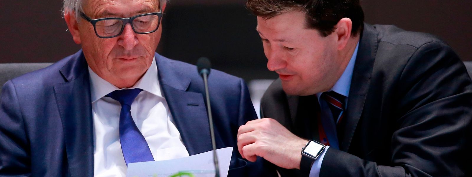 Jean-Claude Juncker und Martin Selmayr beraten sich.