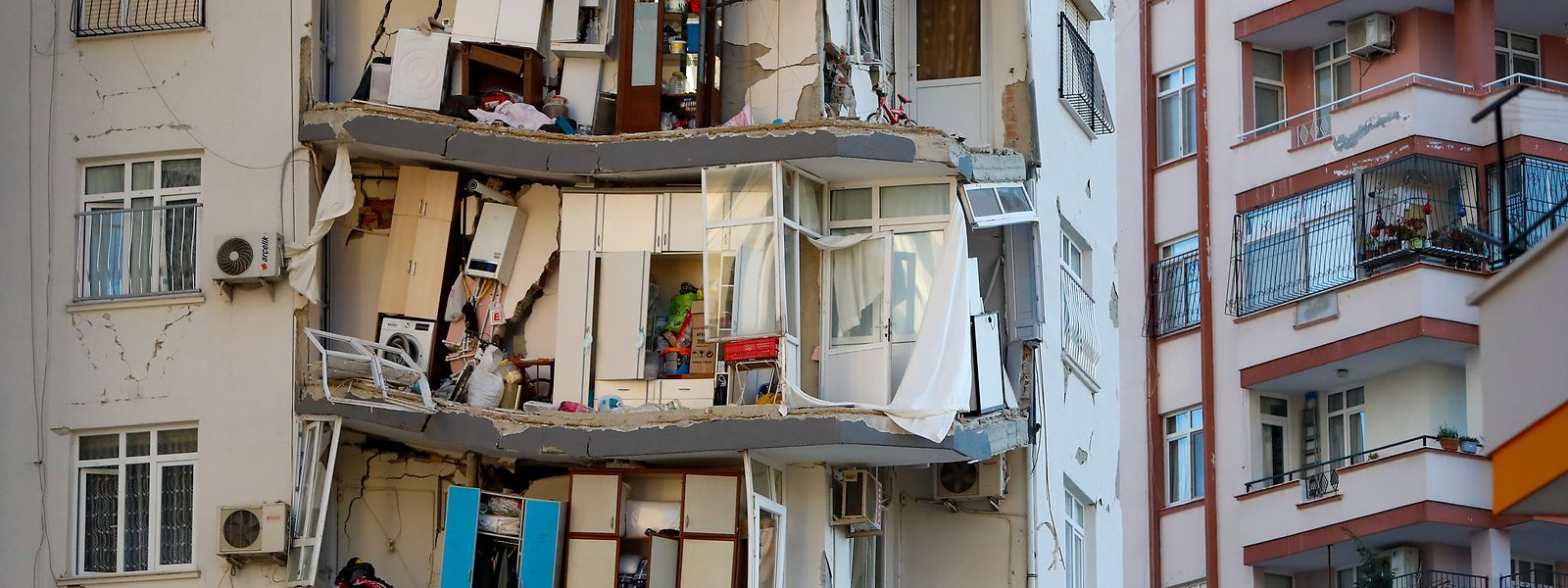 Blick auf ein durch die Erdbeben beschädigtes Wohnhaus in Adana. Das Beben vor einem Monat in der Türkei und Syrien hat Zehntausende obdachlos gemacht und vertrieben. Die, die geblieben sind, leben unter schwierigen Bedingungen. 