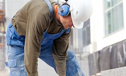 Die Aktivitäten sollen progressiv wieder aufgenommen werden und dabei sowohl Arbeitnehmer als auch Kunden geschützt werden.