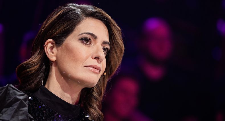 ARCHIV - 01.10.2022, Nordrhein-Westfalen, Köln: Linda Zervakis aus dem Rateteam sitzt am Ratepult in der Prosieben-Show "The Masked Singer". Die Fernsehmoderatorin hat Kritik an ihren öffentlichen Auftritten für die Bundesregierung zurückgewiesen und ihre journalistische Unabhängigkeit betont. (zu dpa "Linda Zervakis: Habe mich zu keiner Zeit vereinnahmen lassen") Foto: Rolf Vennenbernd/dpa +++ dpa-Bildfunk +++