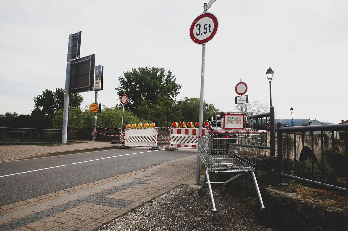Barreiras policiais na ponte internacional de Echternach