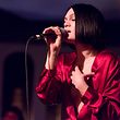 Jessie J no concerto no The Peppermint Club em Los Angeles, California, 17 de dezembro, de 2017.