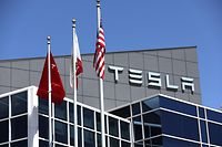 Tesla verdiente im ersten Quartal unterm Strich 3,3 Milliarden Dollar - das waren 658 Prozent mehr als vor einem Jahr.