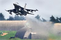 Rheinland-Pfalz, Spangdahlem: Ein US-Kampflugzeug vom Typ F-16 Falcon startet auf der Airbase.