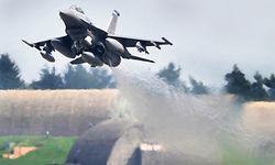 Rheinland-Pfalz, Spangdahlem: Ein US-Kampflugzeug vom Typ F-16 Falcon startet auf der Airbase.