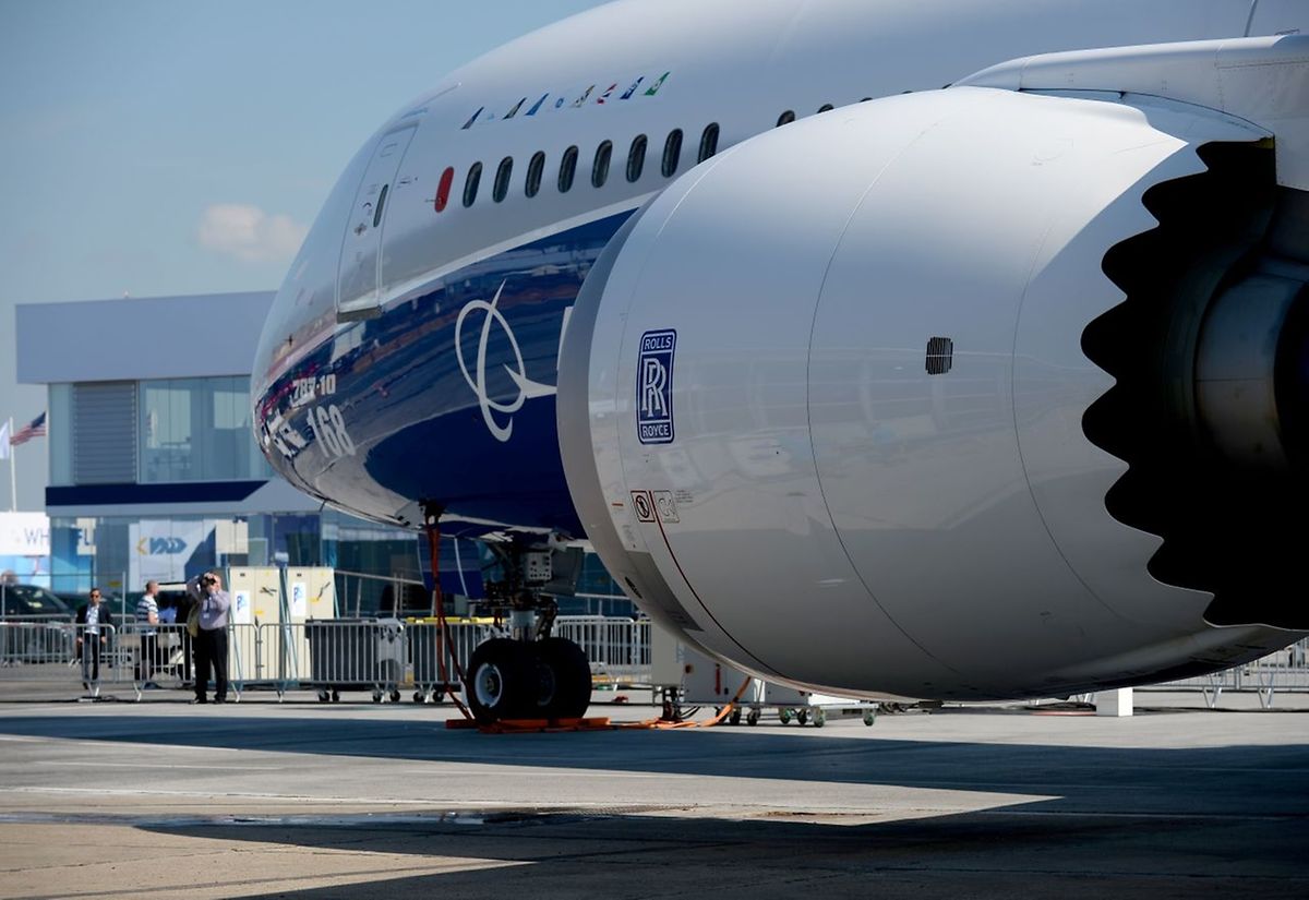 Bei der Luftfahrtmesse ist die gestreckte Dreamliner-Version Boeing 787-10 zu sehen.