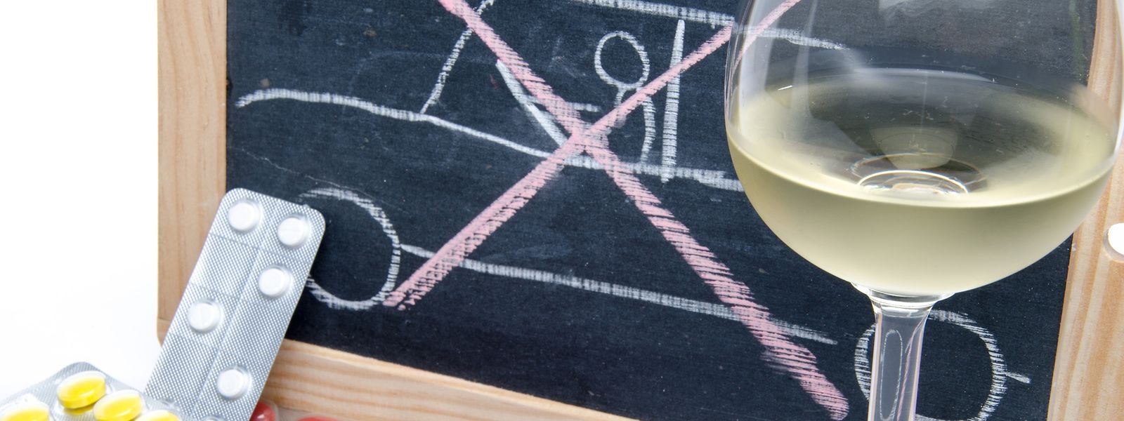 Medikamente und Alkohol können auch fatale Folgen beim Autofahren haben. Deshalb gilt: Hände weg vom Steuer.