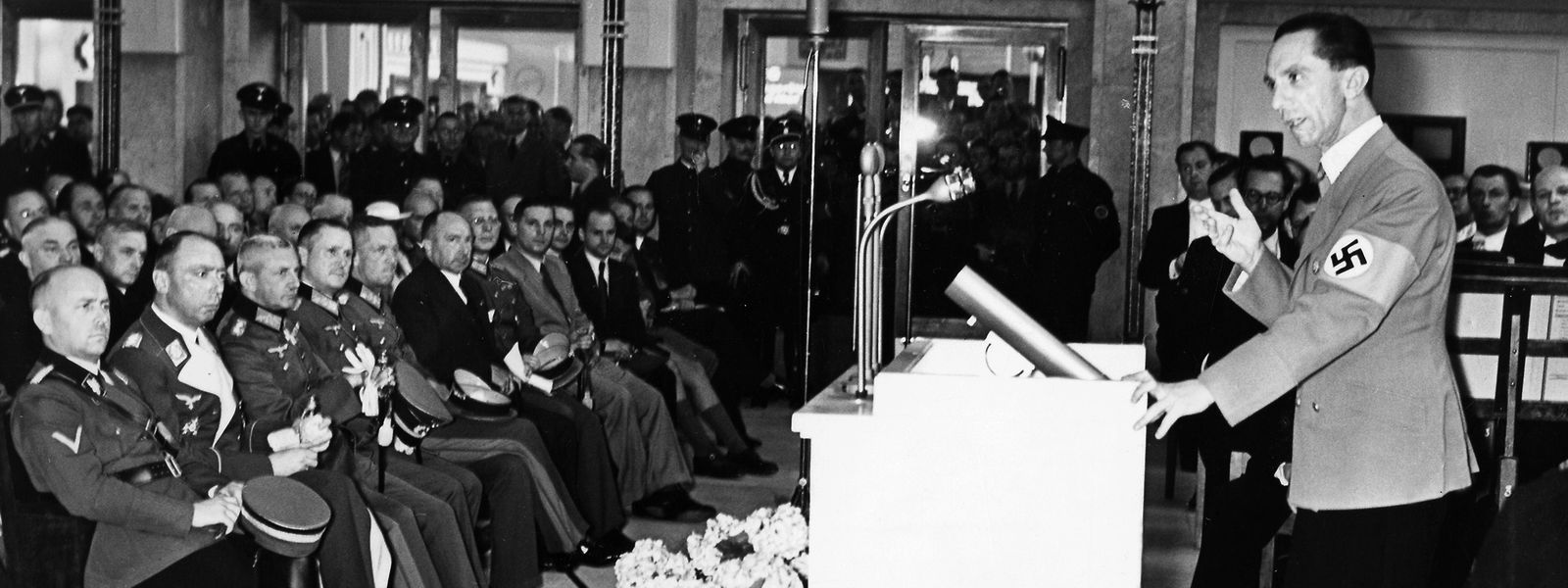 Propagandaminister Joseph Goebbels bei der Eröffnung der 'Großen, Deutschen Funkausstellung' in den Messehallen am Funkturm in Berlin.