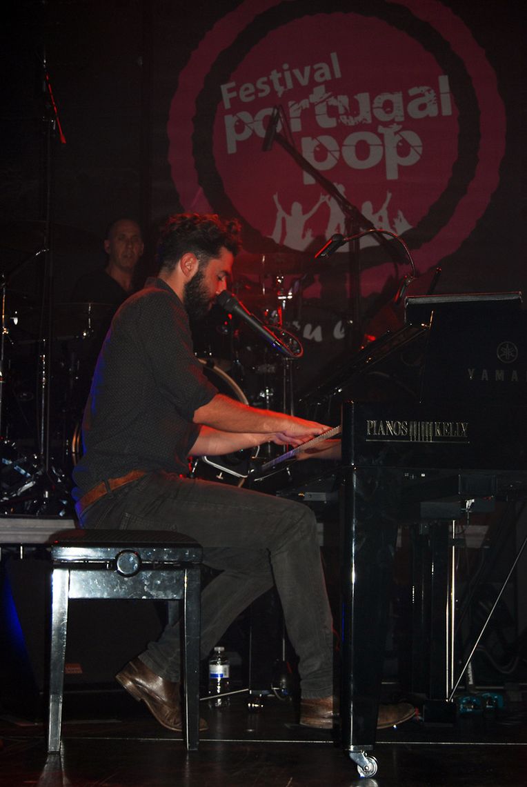 Tiago Bettencourt a interpretar a canção Laços