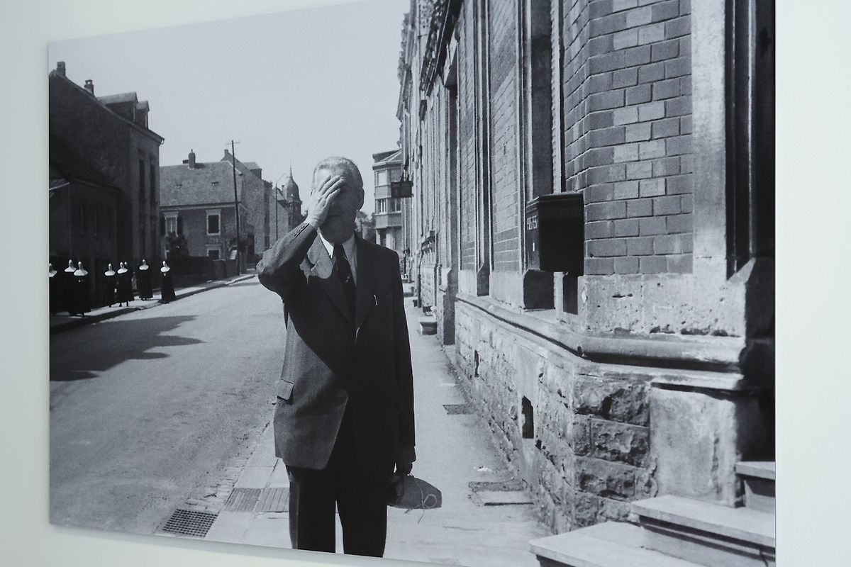 Un inconnu croisé avenue de la Faïencerie en 1949 – que fait-il, où va-t-il?, la photo n’apporte pas de réponse. 