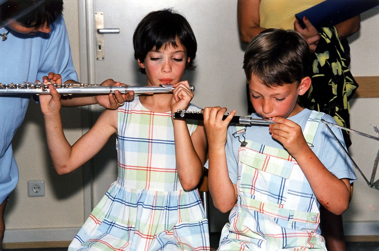 Erste Versuche an der Querflöte: Prinzessin Alexandra und ihr Bruder Sébastien besuchten 1999 die „Stage des jeunes” der Harmonie municipale von Esch/Alzette. 