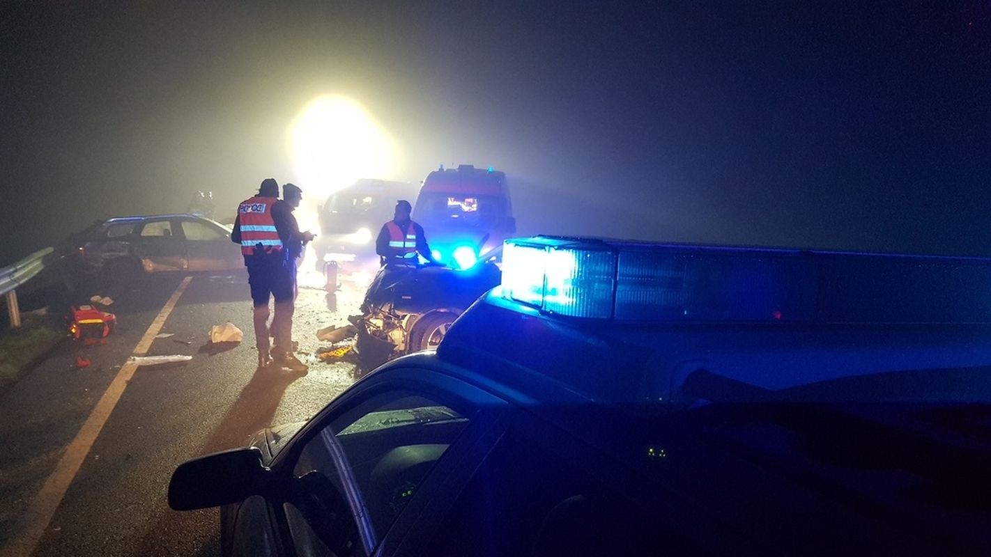 Bei dem Unfall wurden zwei Personen schwer und eine leicht verletzt. 