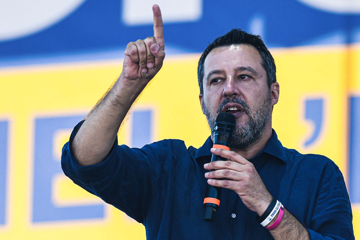 Zwischen Matteo Salvini (Bild) und dem noch amtierenden Ministerpräsidenten Mario Draghi wird mit Kritik nicht gespart: Draghi implizierte in einer Rede, Salvini sei ein „angeheuerter Handlanger" Russlands. 